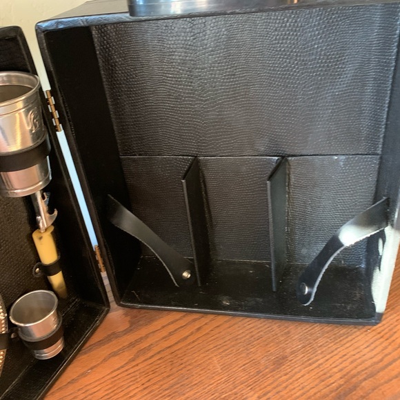 TRAV-L-BAR In Suitcase For Four Guests in Silver With Serving Tray, Bar Utensils - Picture 9 of 17